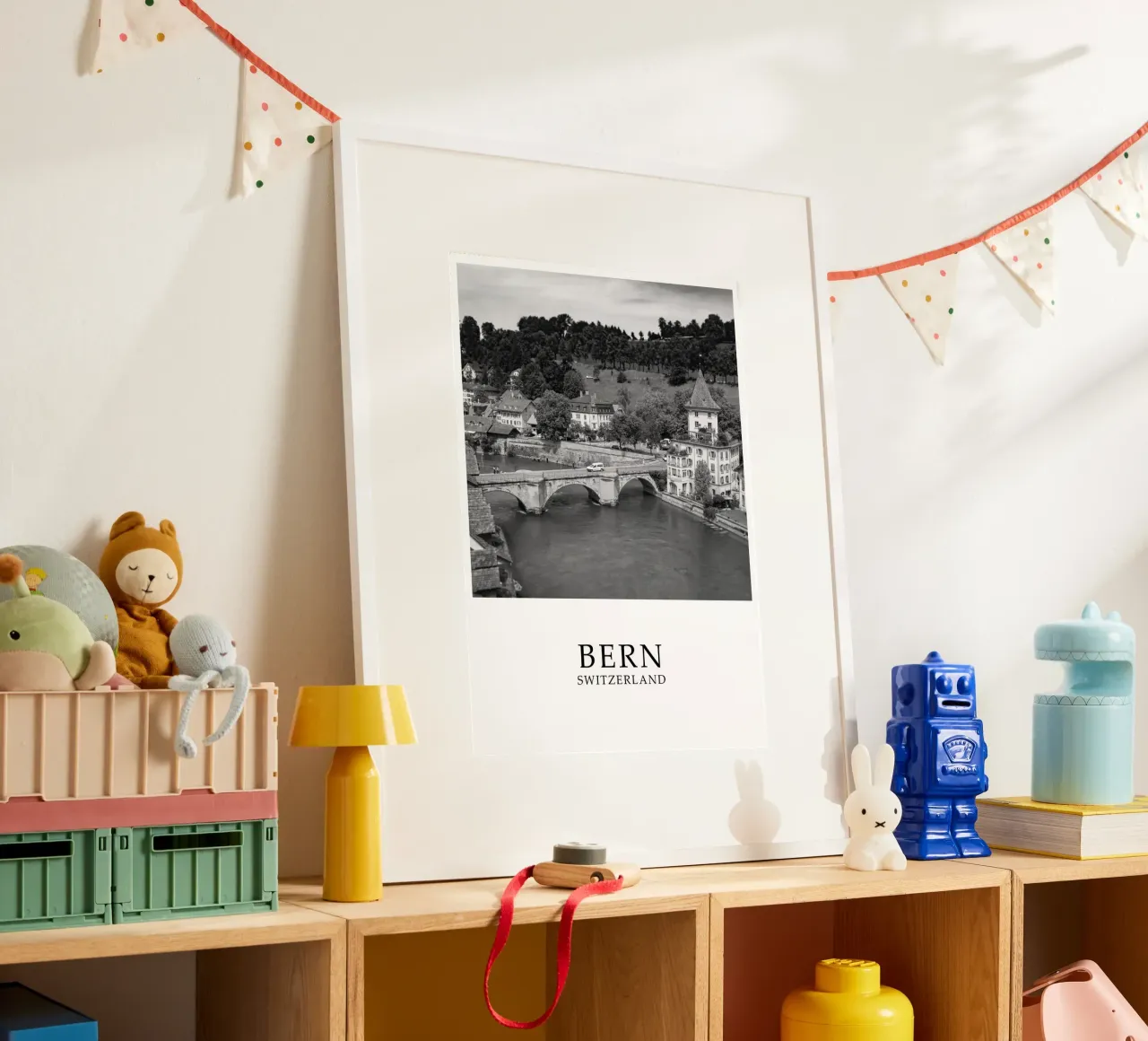 Berna Svizzera Paesaggio in scala di grigi poster con telaio in legno da Charnwood Prints