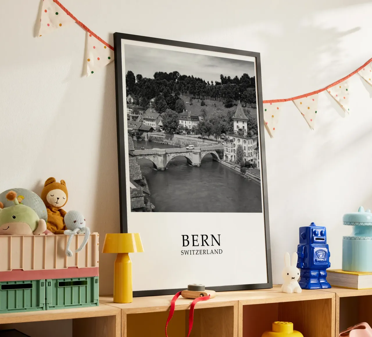 Berna Svizzera Paesaggio in scala di grigi poster con telaio in legno da Charnwood Prints