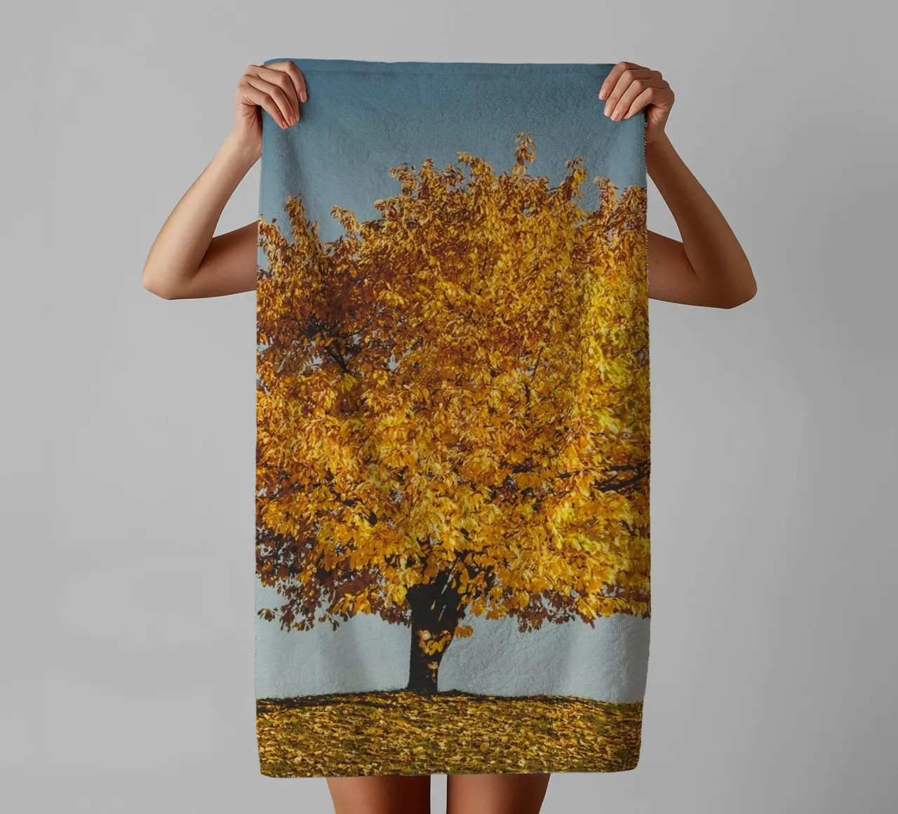Golden autumn - The tree and the bench towel by Natur Wandbild — Orte für die Seele