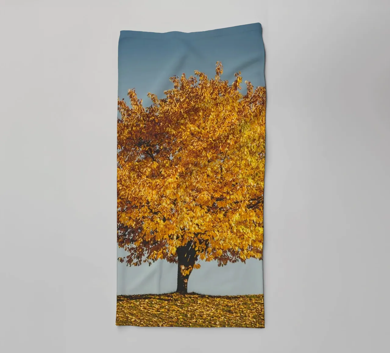 Golden autumn - The tree and the bench towel by Natur Wandbild — Orte für die Seele