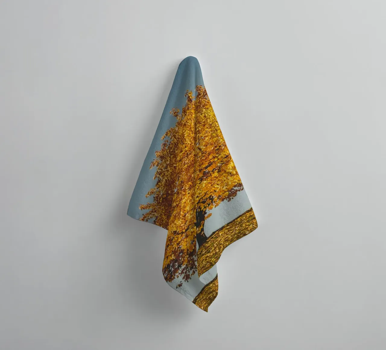 Golden autumn - The tree and the bench towel by Natur Wandbild — Orte für die Seele