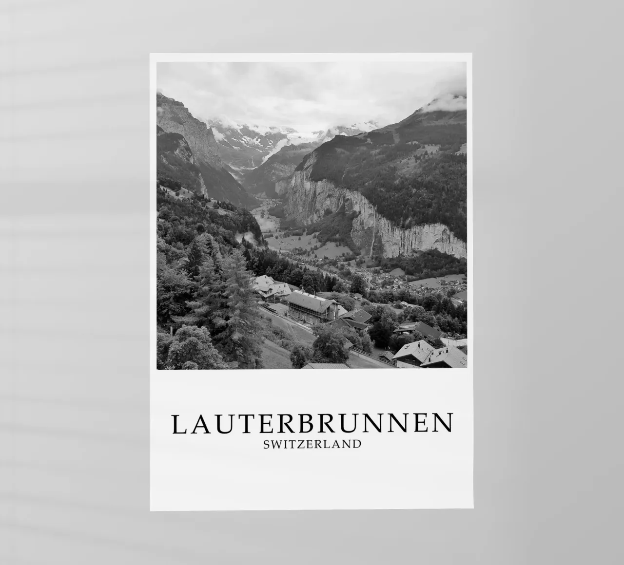 Lauterbrunnen Svizzera Scena di natura in scala di grigi pellicola backlit da Charnwood Prints