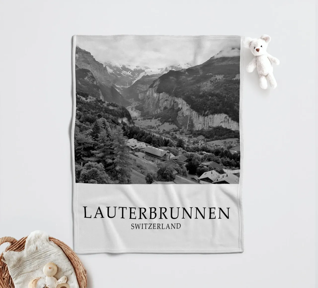 Lauterbrunnen Svizzera Scena di natura in scala di grigi coperta in pile da Charnwood Prints