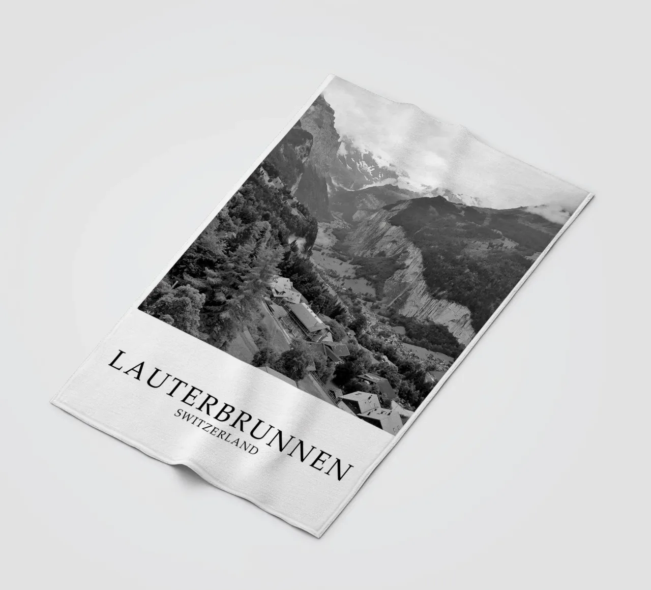 Lauterbrunnen Svizzera Scena di natura in scala di grigi coperta in pile da Charnwood Prints