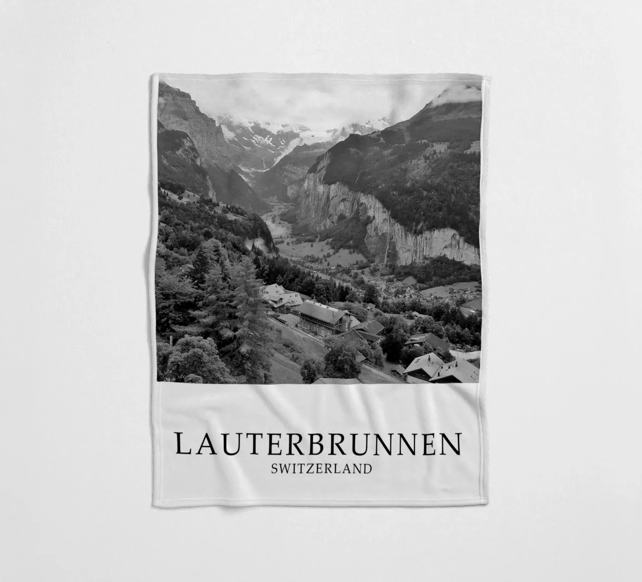 Lauterbrunnen Svizzera Scena di natura in scala di grigi coperta in pile da Charnwood Prints