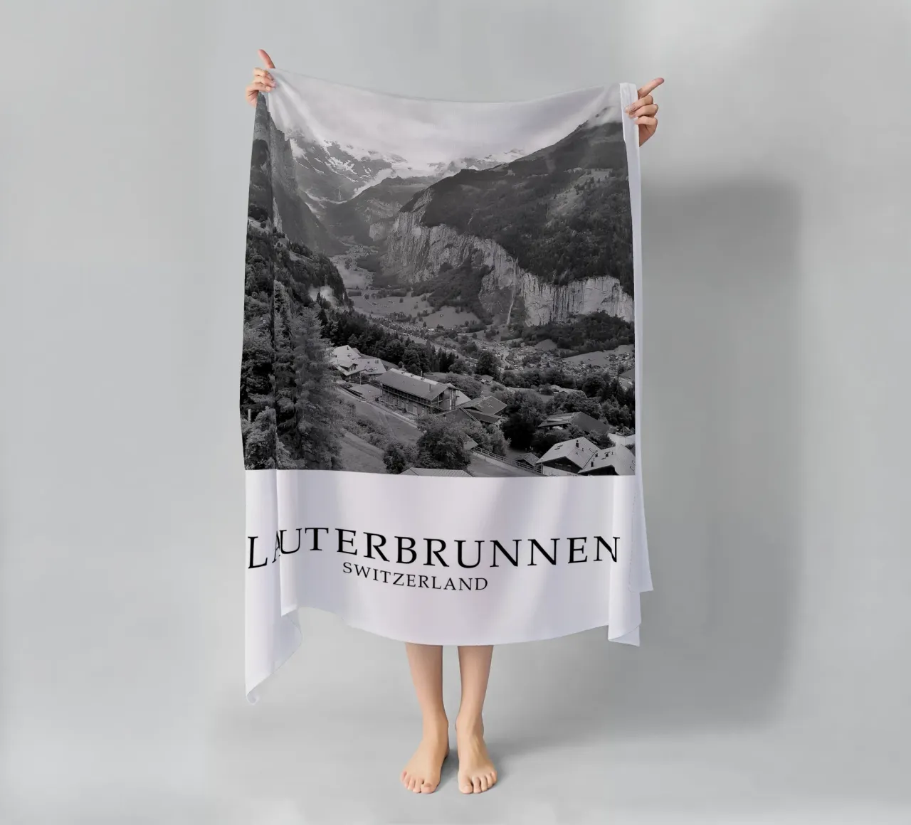 Lauterbrunnen Svizzera Scena di natura in scala di grigi telo mare da Charnwood Prints