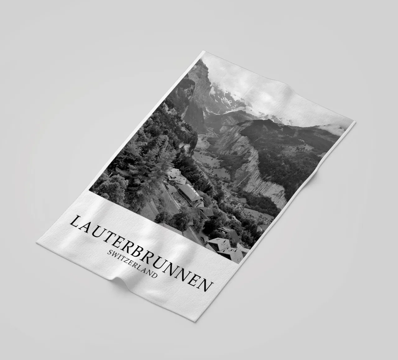 Lauterbrunnen Svizzera Scena di natura in scala di grigi telo mare da Charnwood Prints