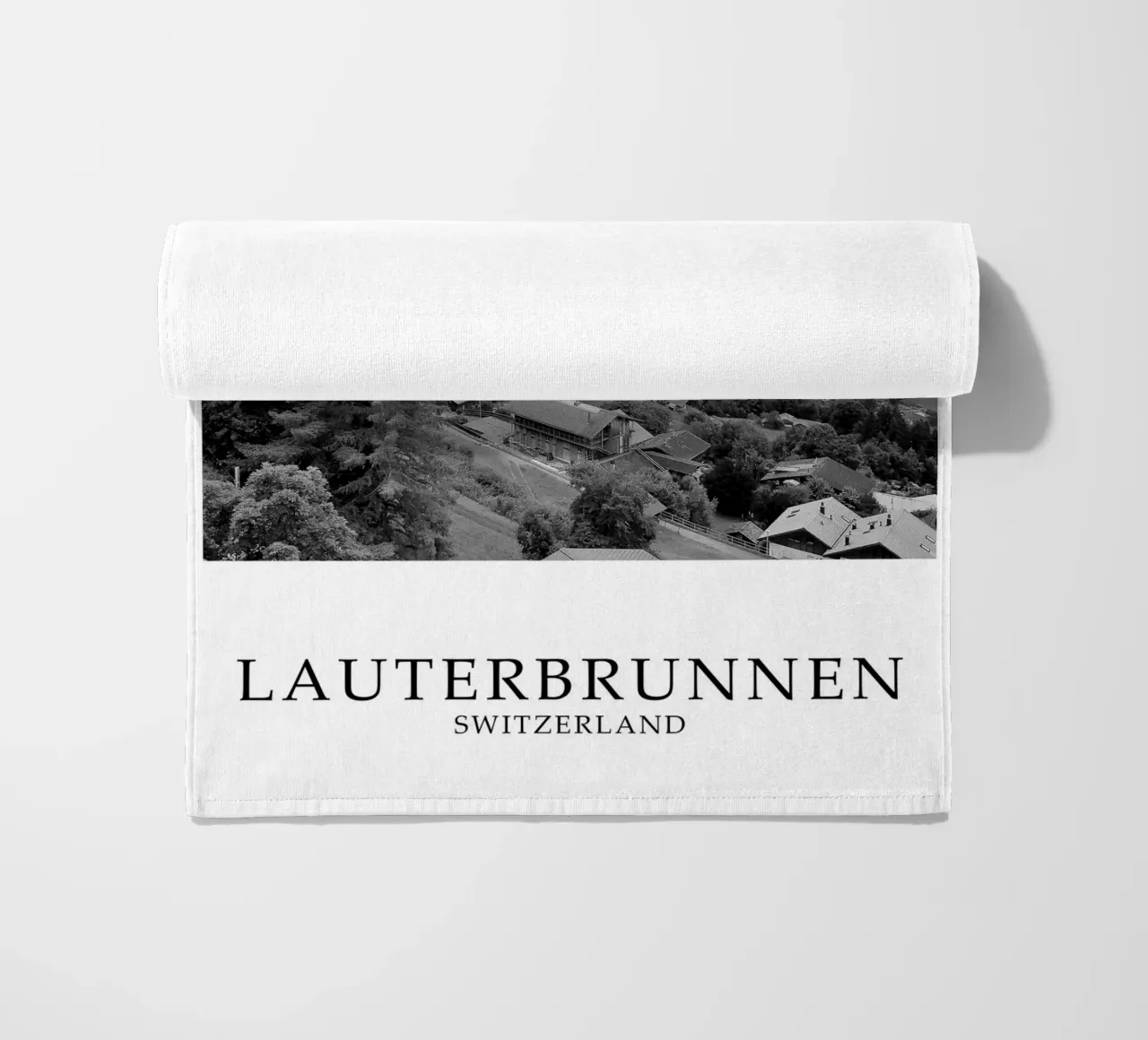 Lauterbrunnen Svizzera Scena di natura in scala di grigi telo mare da Charnwood Prints