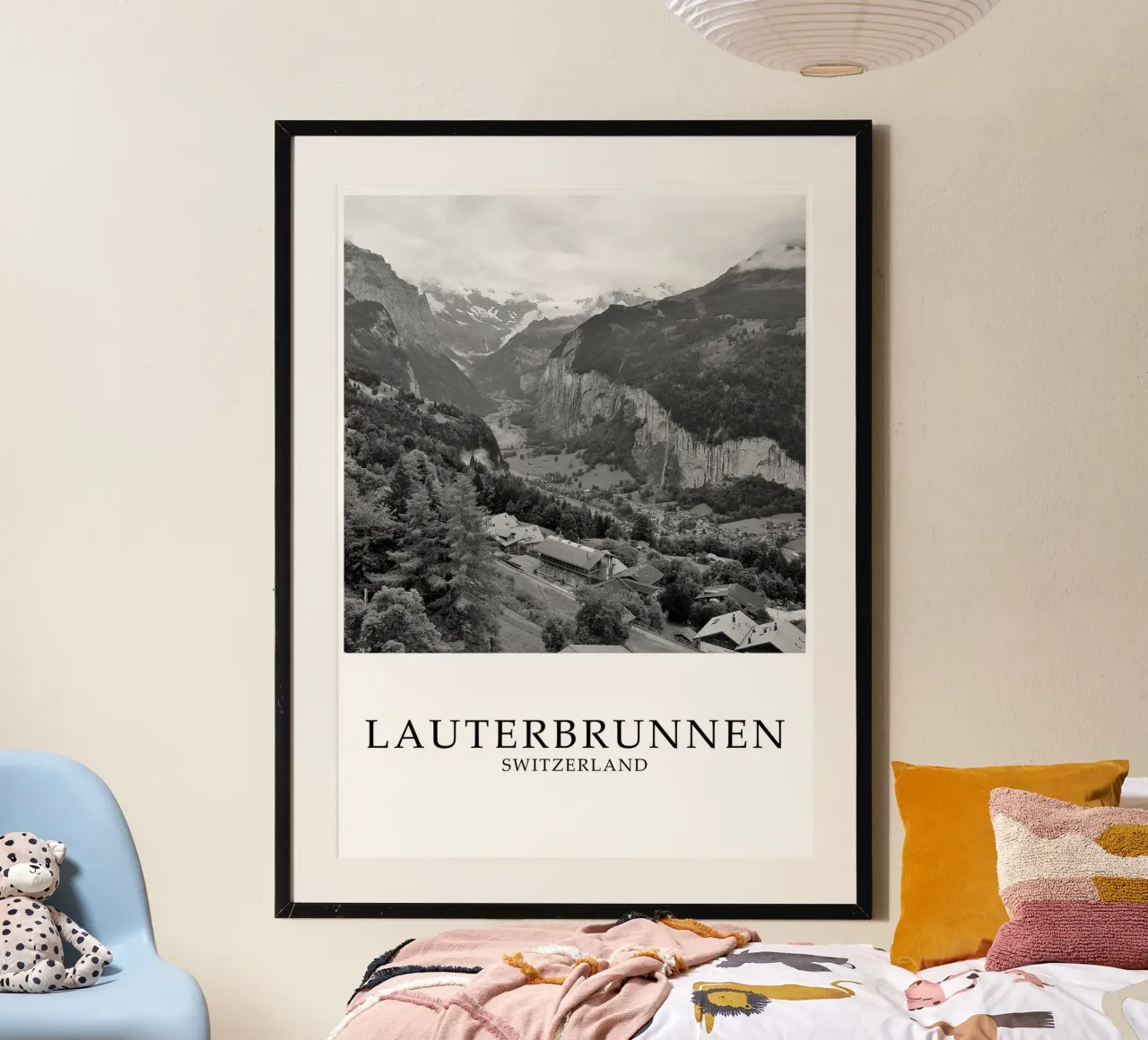 Lauterbrunnen Svizzera Scena di natura in scala di grigi poster con telaio in plastica da Charnwood Prints