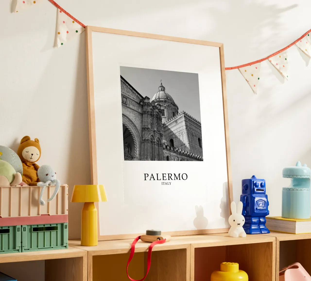 Palermo Sicilia Italia Architettura Scena in scala di grigi poster con telaio in alluminio da Charnwood Prints