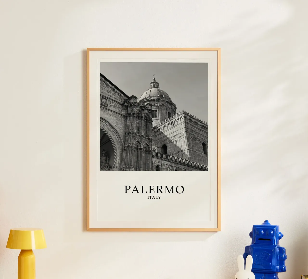 Palermo Sicilia Italia Architettura Scena in scala di grigi poster con telaio in alluminio da Charnwood Prints