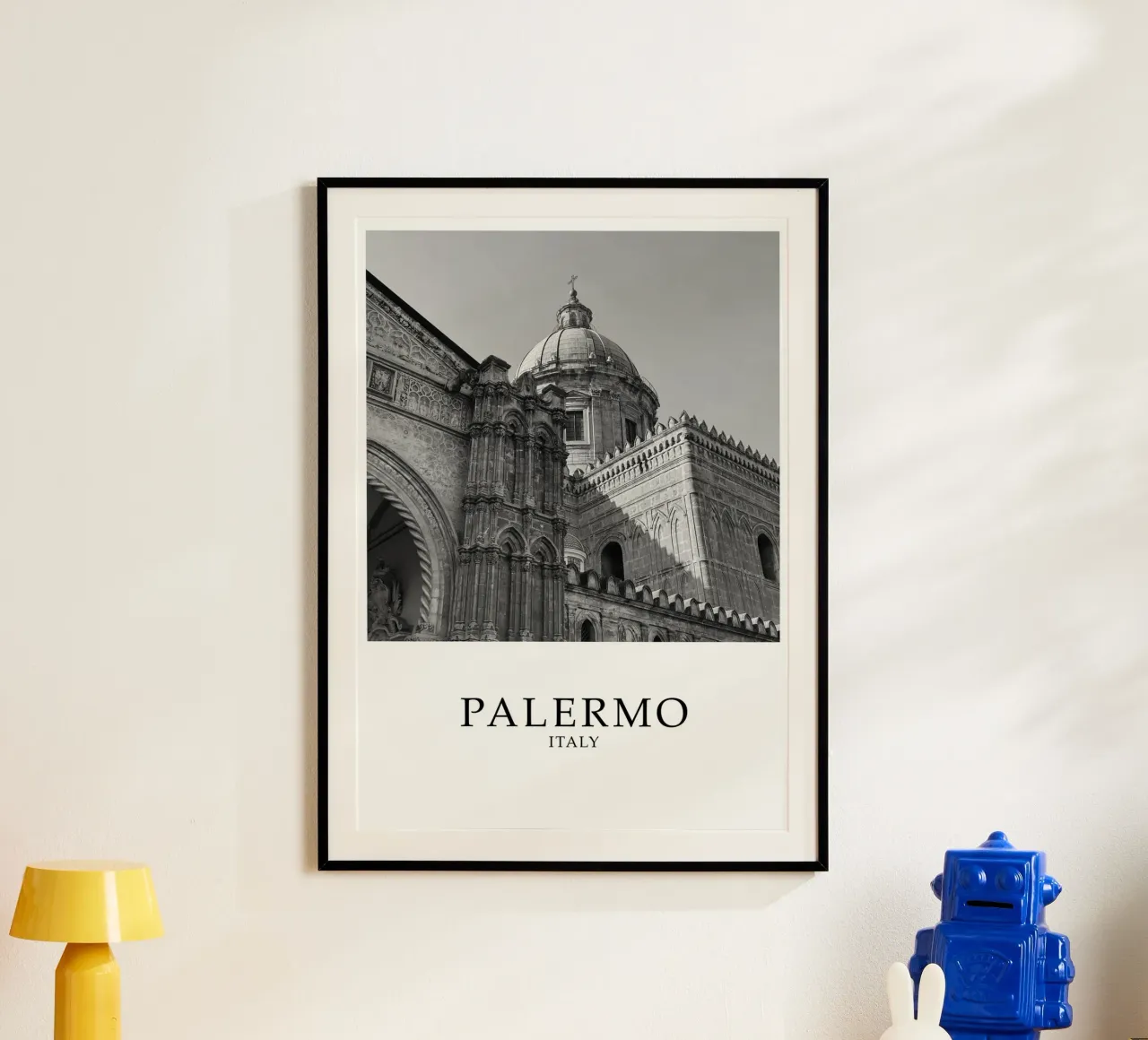 Palermo Sicilia Italia Architettura Scena in scala di grigi poster con telaio in alluminio da Charnwood Prints