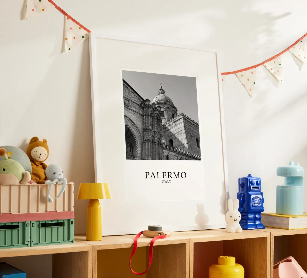 Palermo Sicilia Italia Architettura Scena in scala di grigi poster con telaio in alluminio da Charnwood Prints