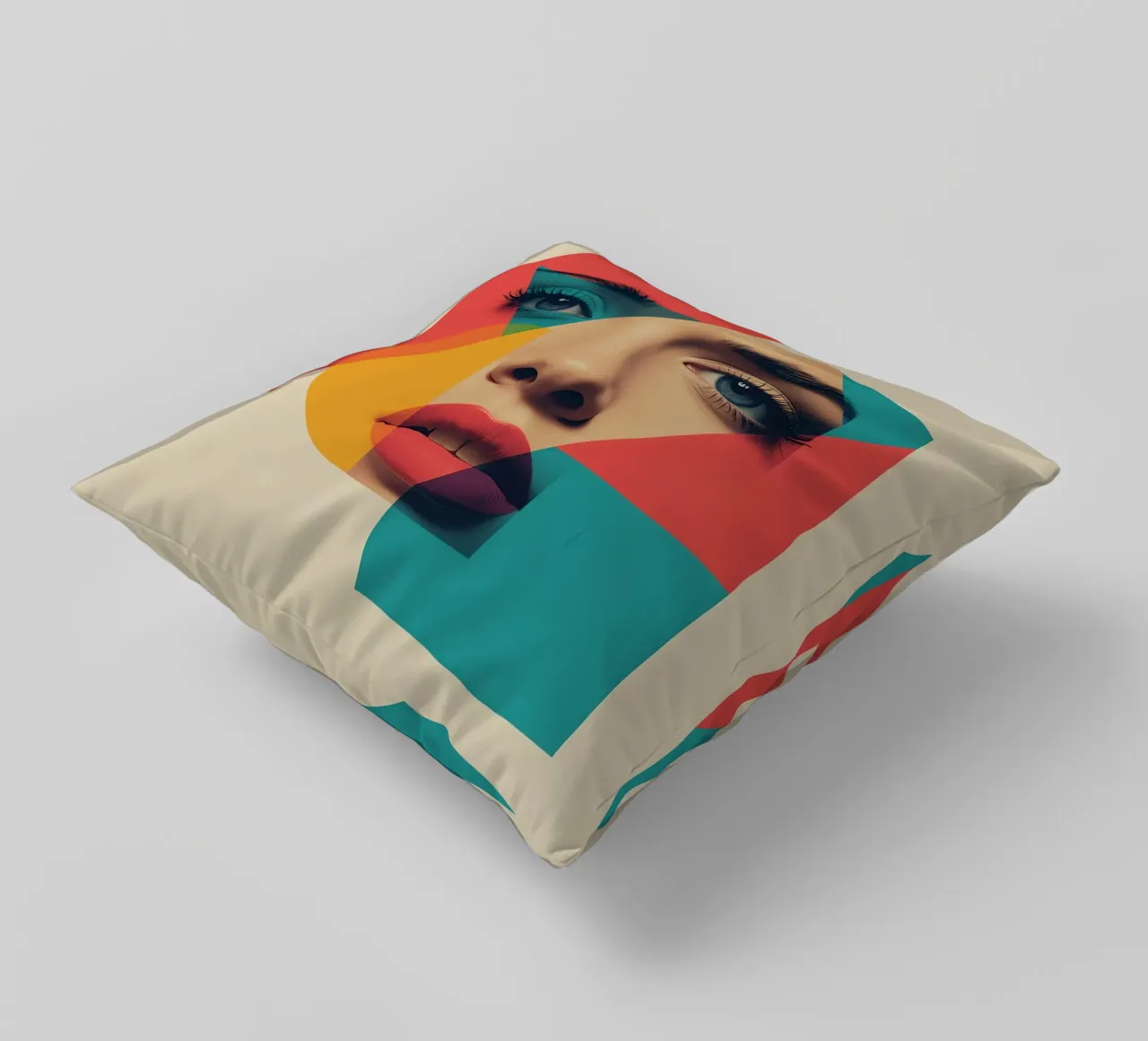 Modello di viso di donna con sovrapposizione di forme geometriche cuscino da DesignDoodle