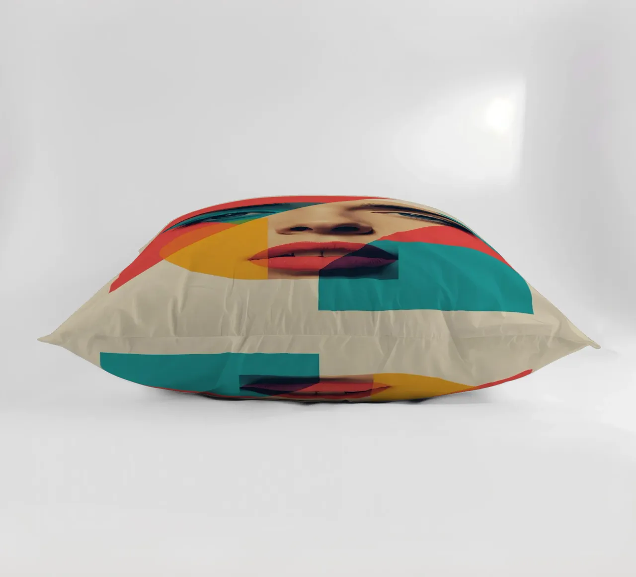 Modello di viso di donna con sovrapposizione di forme geometriche cuscino da DesignDoodle