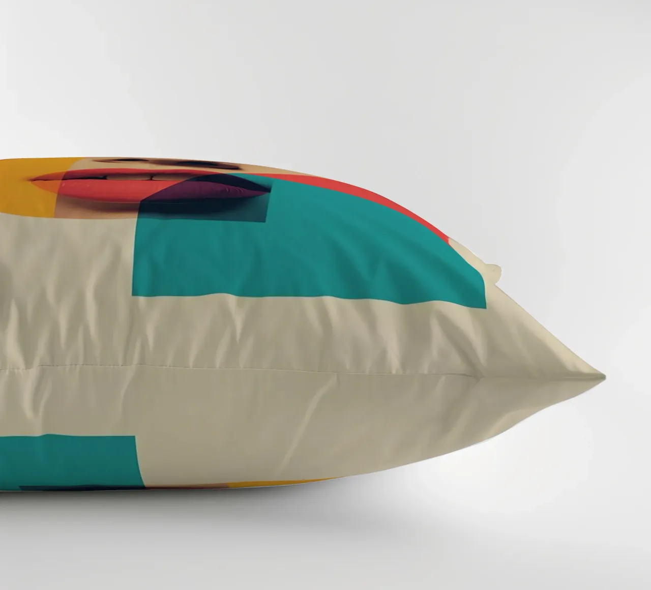Modello di viso di donna con sovrapposizione di forme geometriche cuscino da DesignDoodle