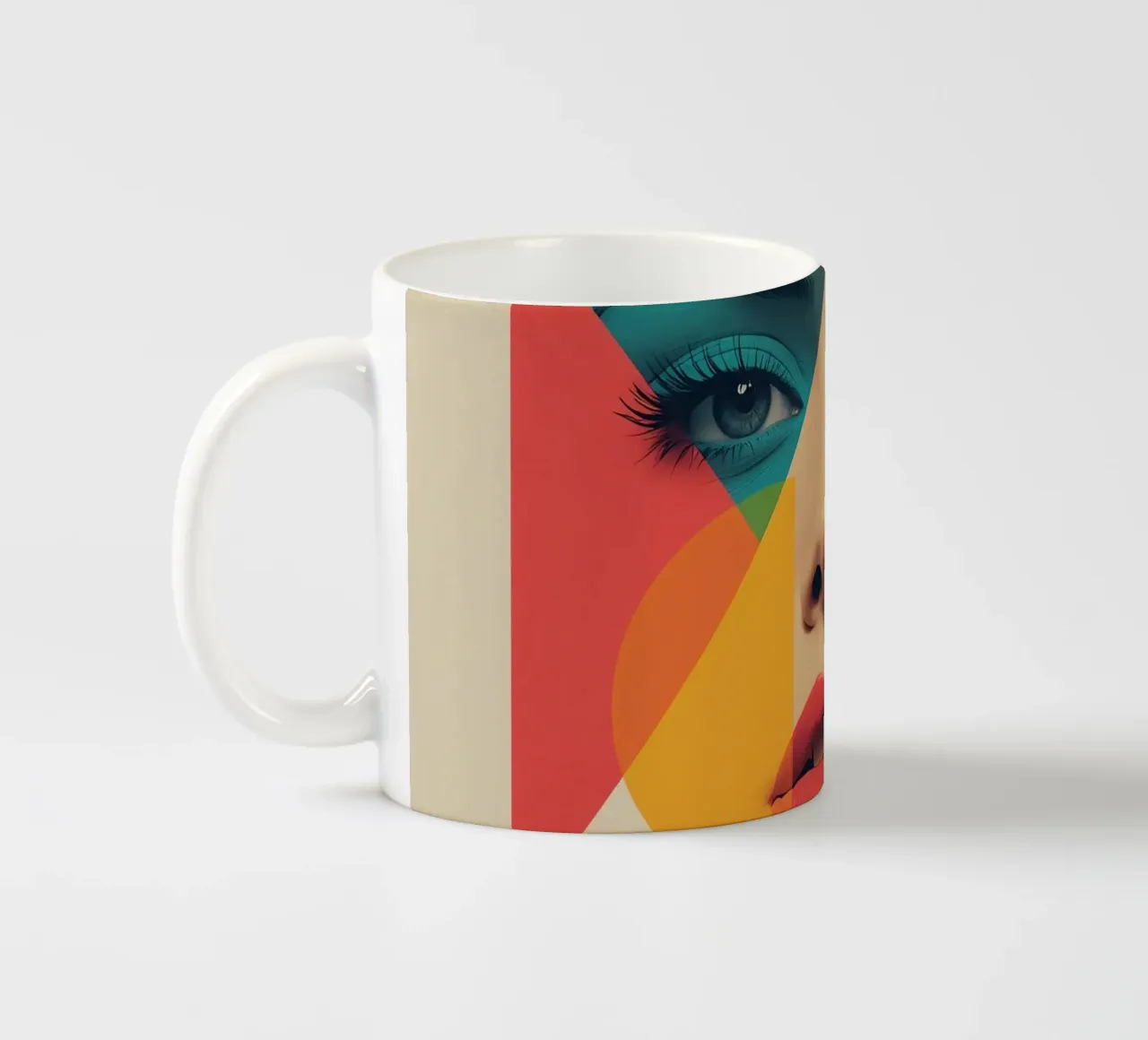 Modello di viso di donna con sovrapposizione di forme geometriche tazza in ceramica da DesignDoodle