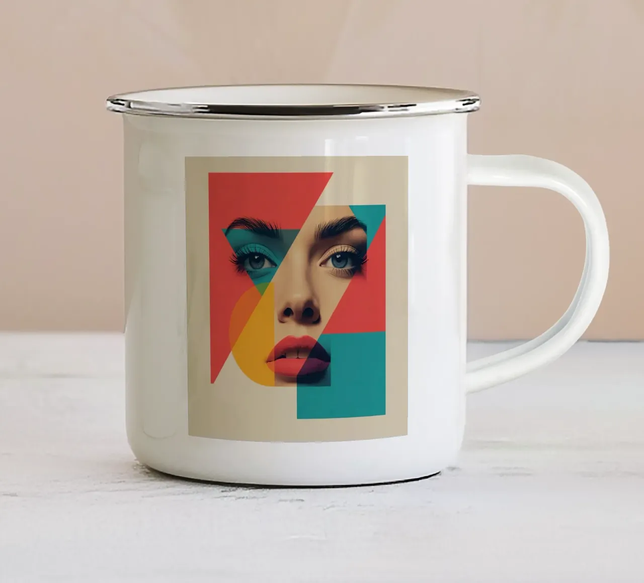 Modello di viso di donna con sovrapposizione di forme geometriche tazza in smalto da DesignDoodle