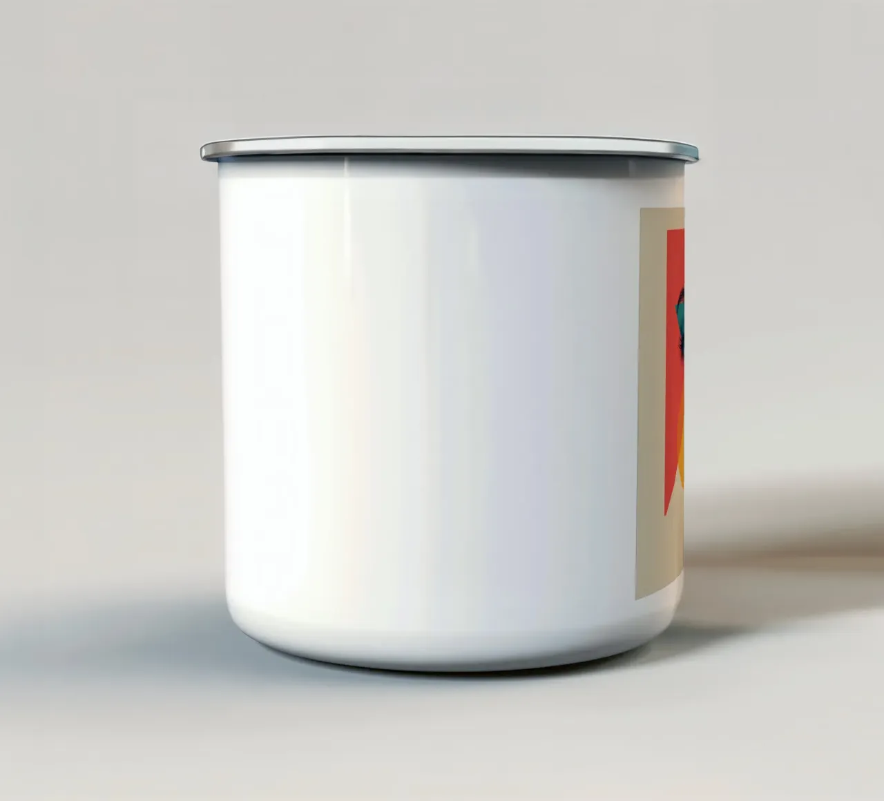 Modello di viso di donna con sovrapposizione di forme geometriche tazza in smalto da DesignDoodle