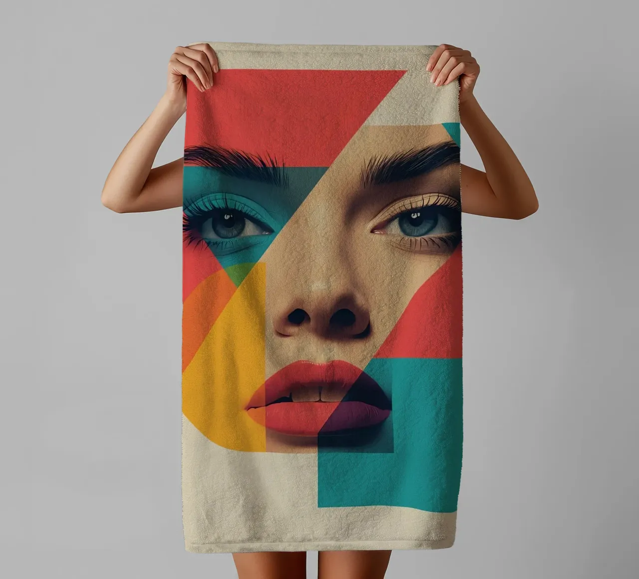 Modello di viso di donna con sovrapposizione di forme geometriche asciugamano da bagno da DesignDoodle