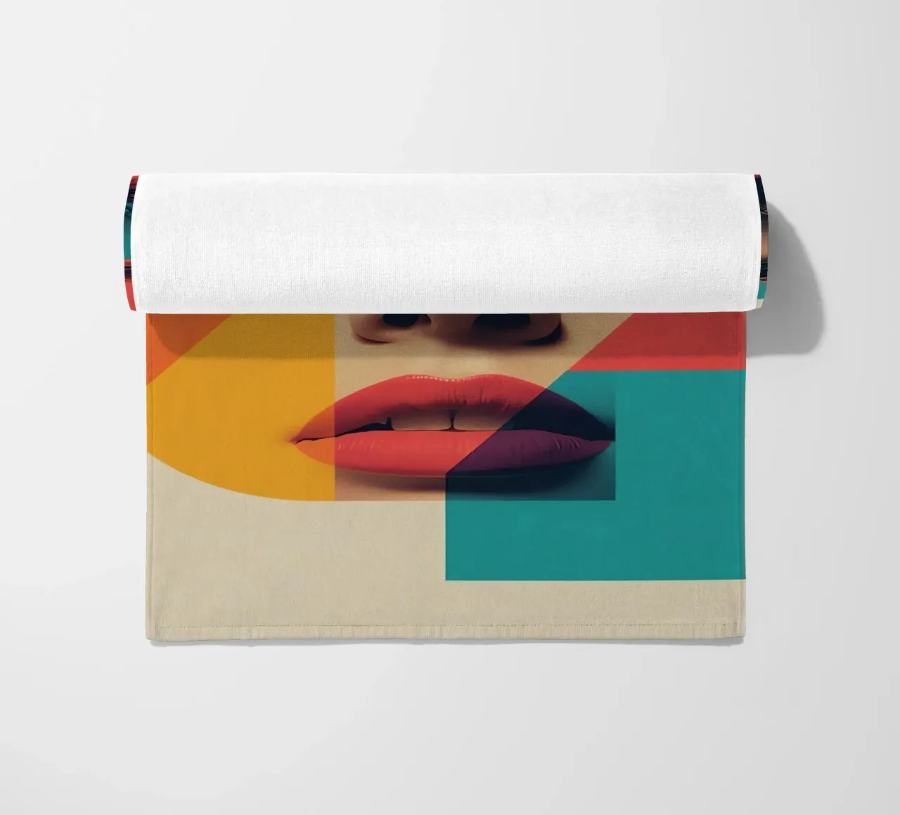 Modello di viso di donna con sovrapposizione di forme geometriche telo mare da DesignDoodle