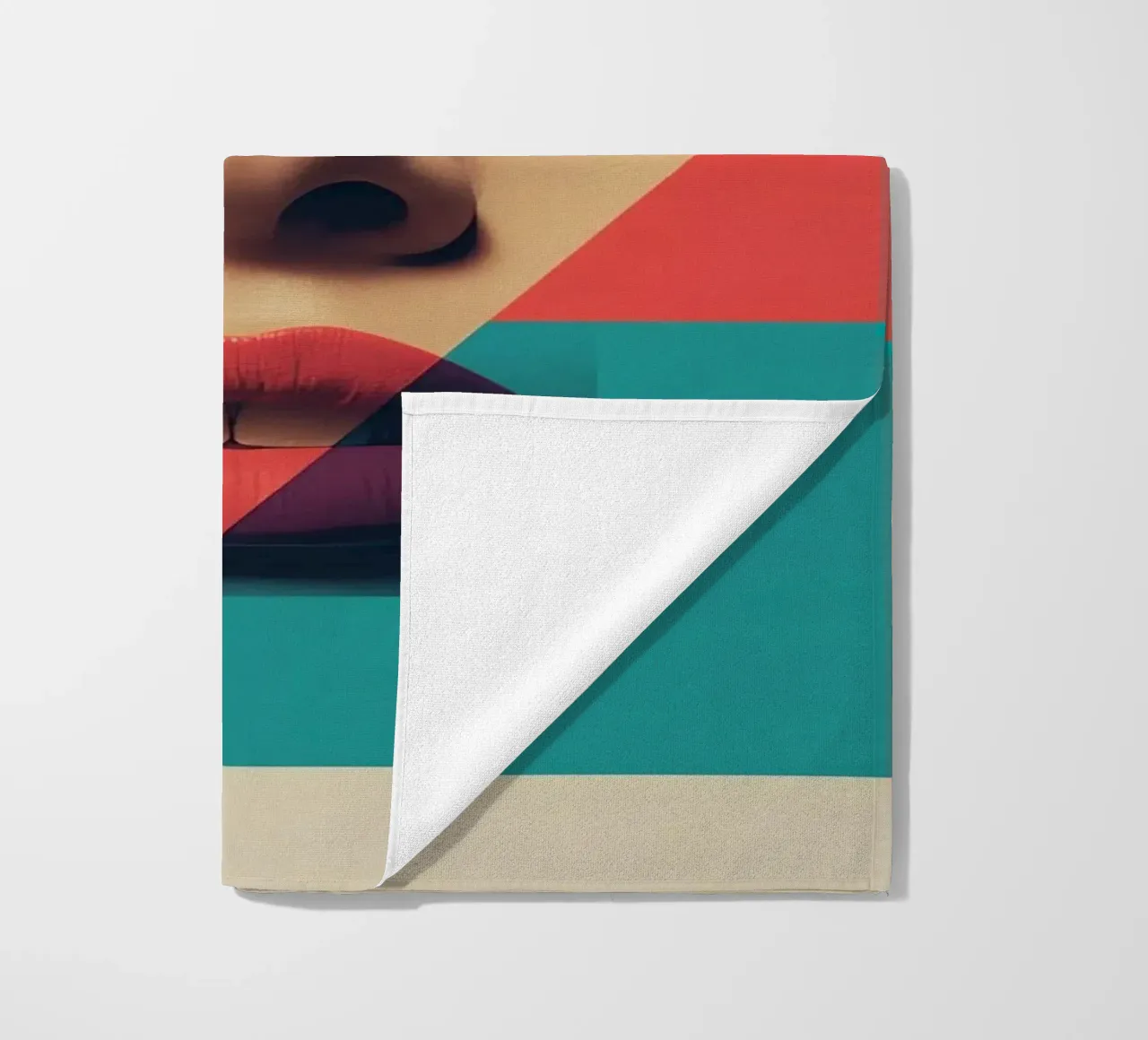 Modello di viso di donna con sovrapposizione di forme geometriche telo mare da DesignDoodle