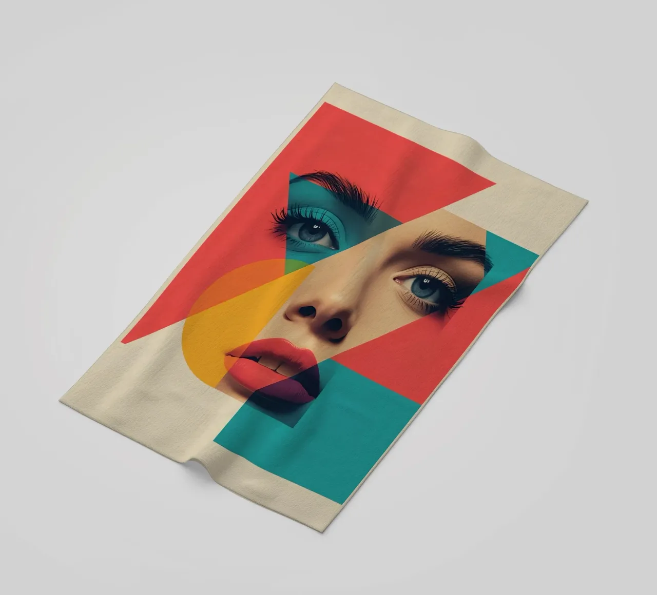 Modello di viso di donna con sovrapposizione di forme geometriche telo mare da DesignDoodle