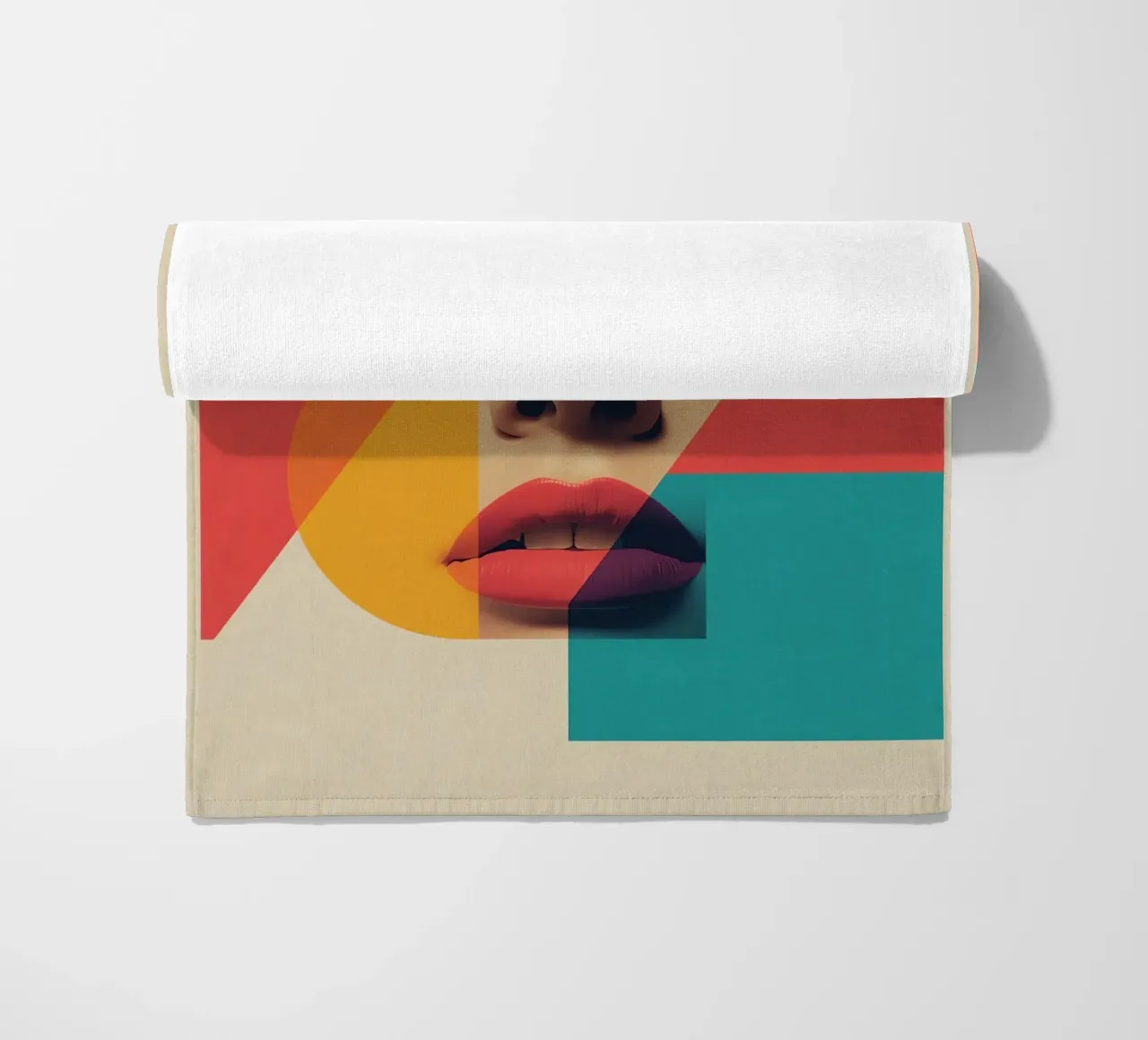 Modello di viso di donna con sovrapposizione di forme geometriche telo mare da DesignDoodle