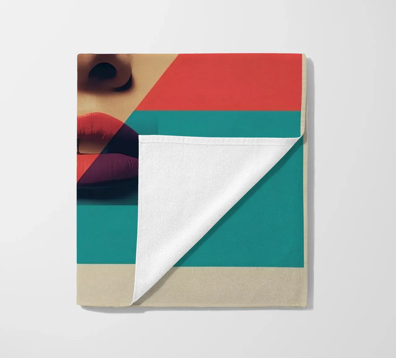Modello di viso di donna con sovrapposizione di forme geometriche telo mare da DesignDoodle