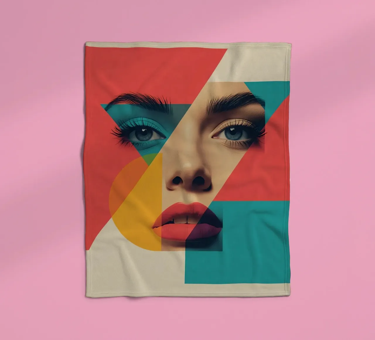 Modello di viso di donna con sovrapposizione di forme geometriche coperta in pile da DesignDoodle