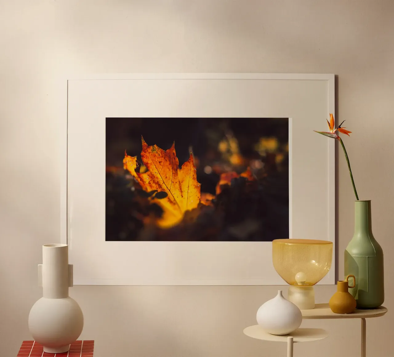 L'autunno dorato: il fogliame luminoso lungo la strada poster con telaio in alluminio da Natur Wandbild — Orte für die Seele