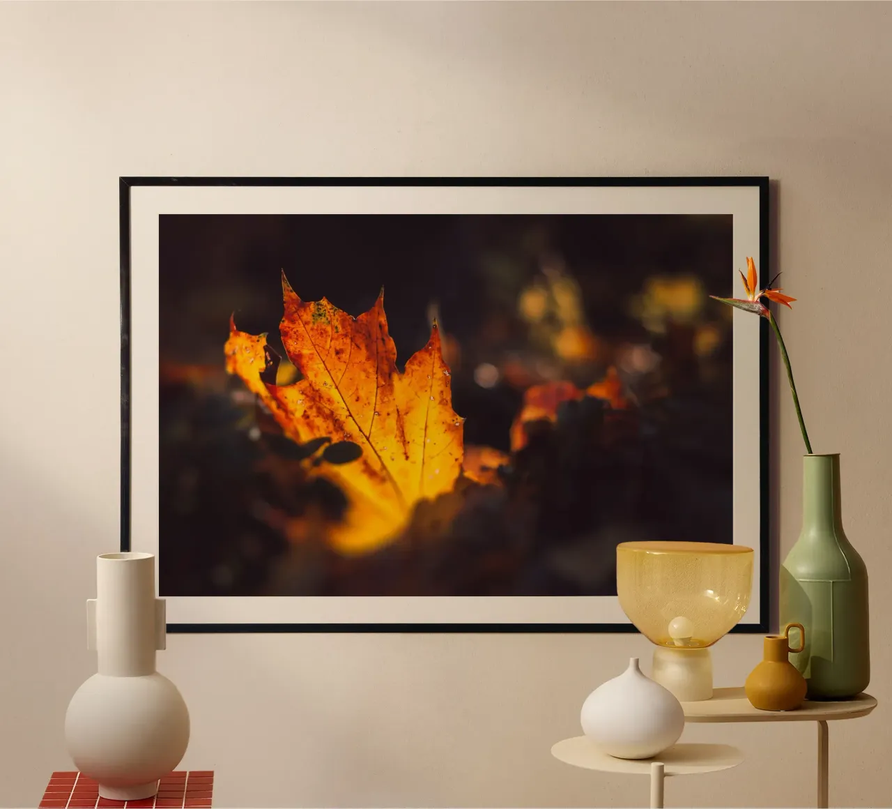 L'autunno dorato: il fogliame luminoso lungo la strada poster con telaio in alluminio da Natur Wandbild — Orte für die Seele
