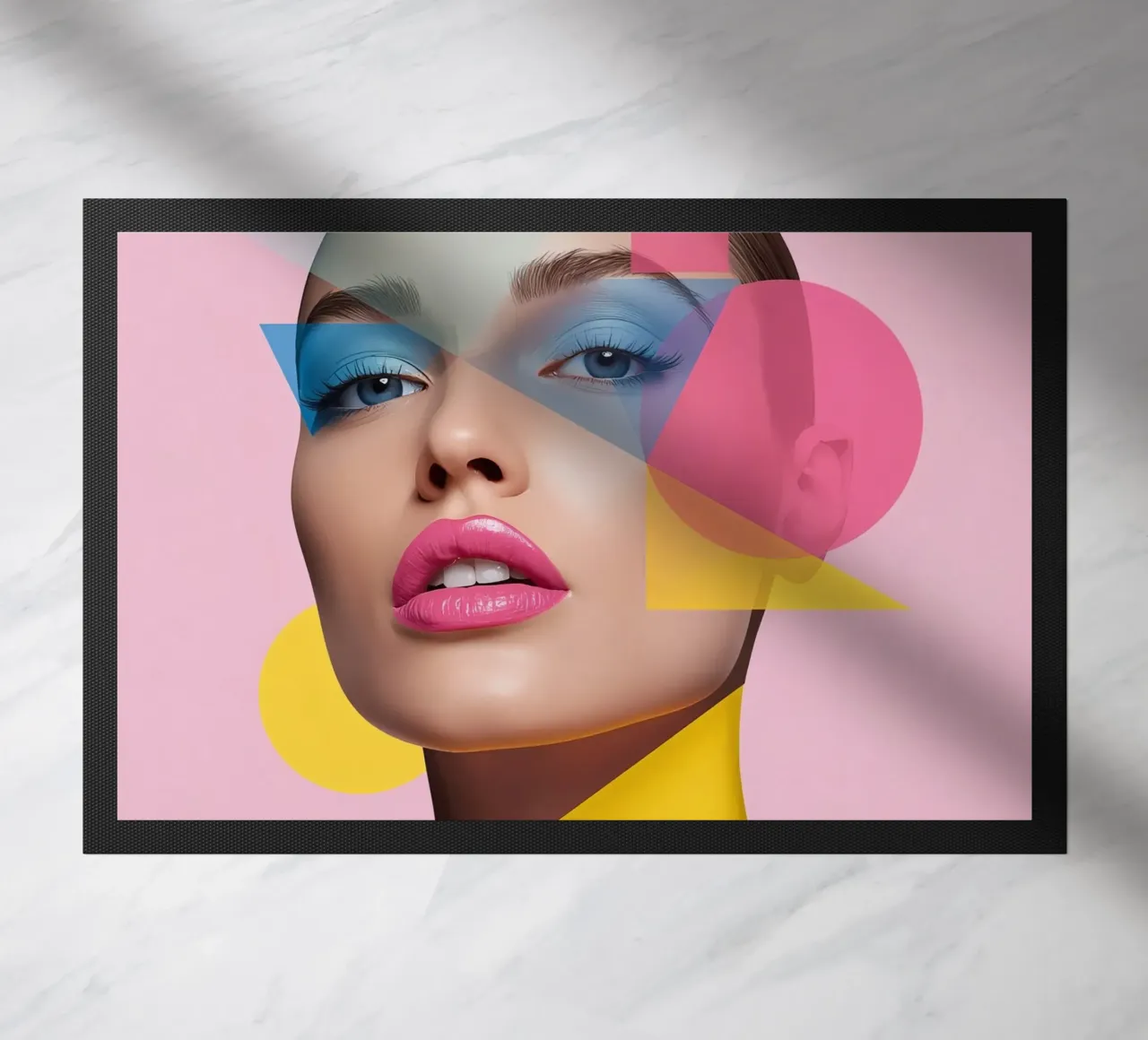 Volto di donna con forme geometriche colorate sfondo rosa zerbino da DesignDoodle