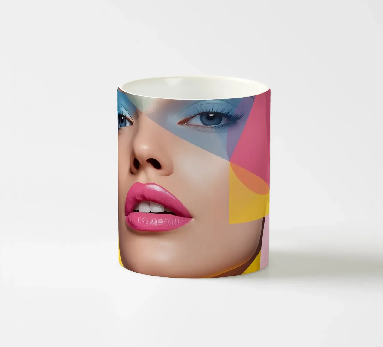 Volto di donna con forme geometriche colorate sfondo rosa tazza in ceramica da DesignDoodle