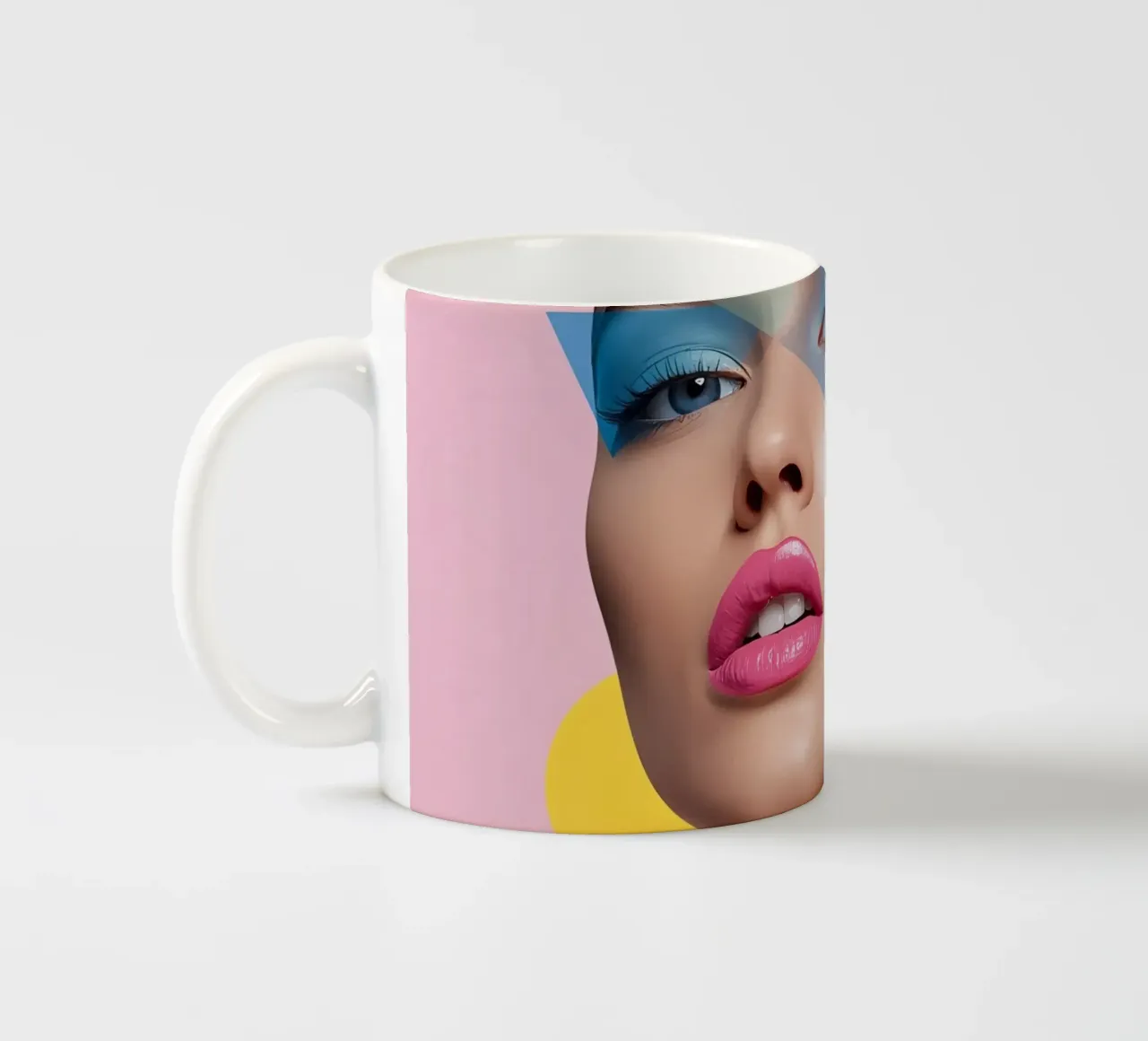 Volto di donna con forme geometriche colorate sfondo rosa tazza in ceramica da DesignDoodle