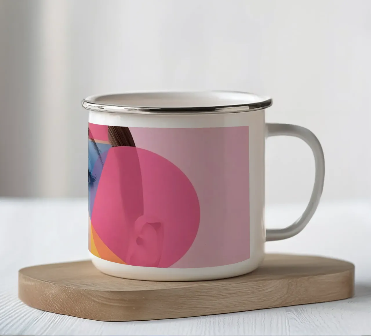 Volto di donna con forme geometriche colorate sfondo rosa tazza in smalto da DesignDoodle