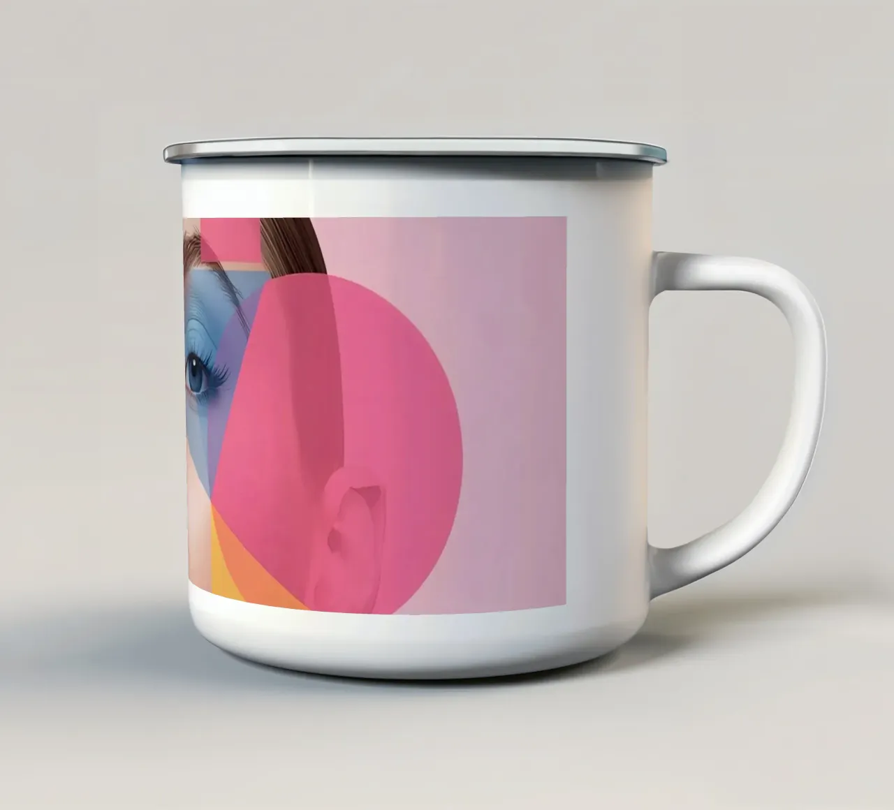 Volto di donna con forme geometriche colorate sfondo rosa tazza in smalto da DesignDoodle