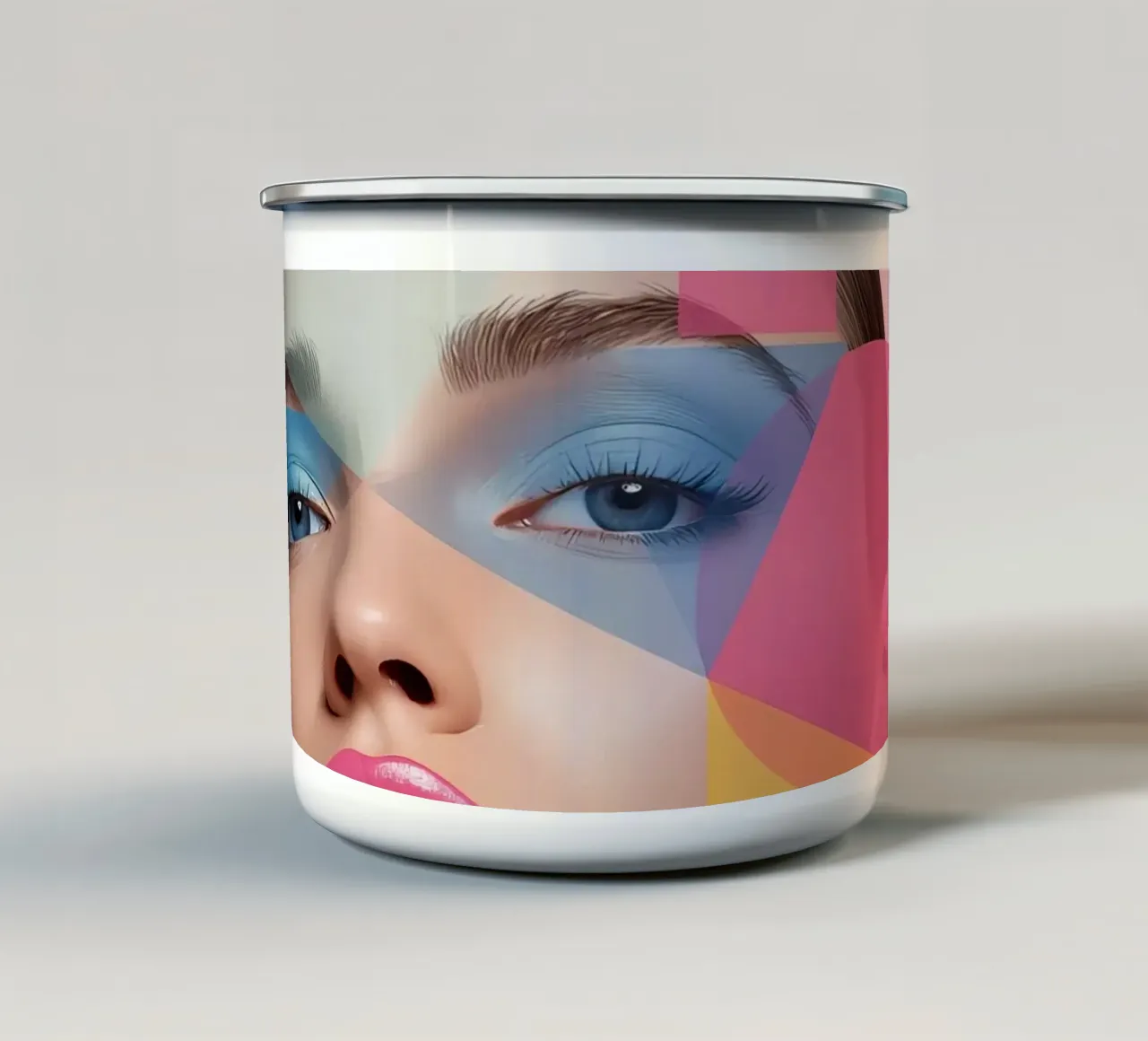 Volto di donna con forme geometriche colorate sfondo rosa tazza in smalto da DesignDoodle