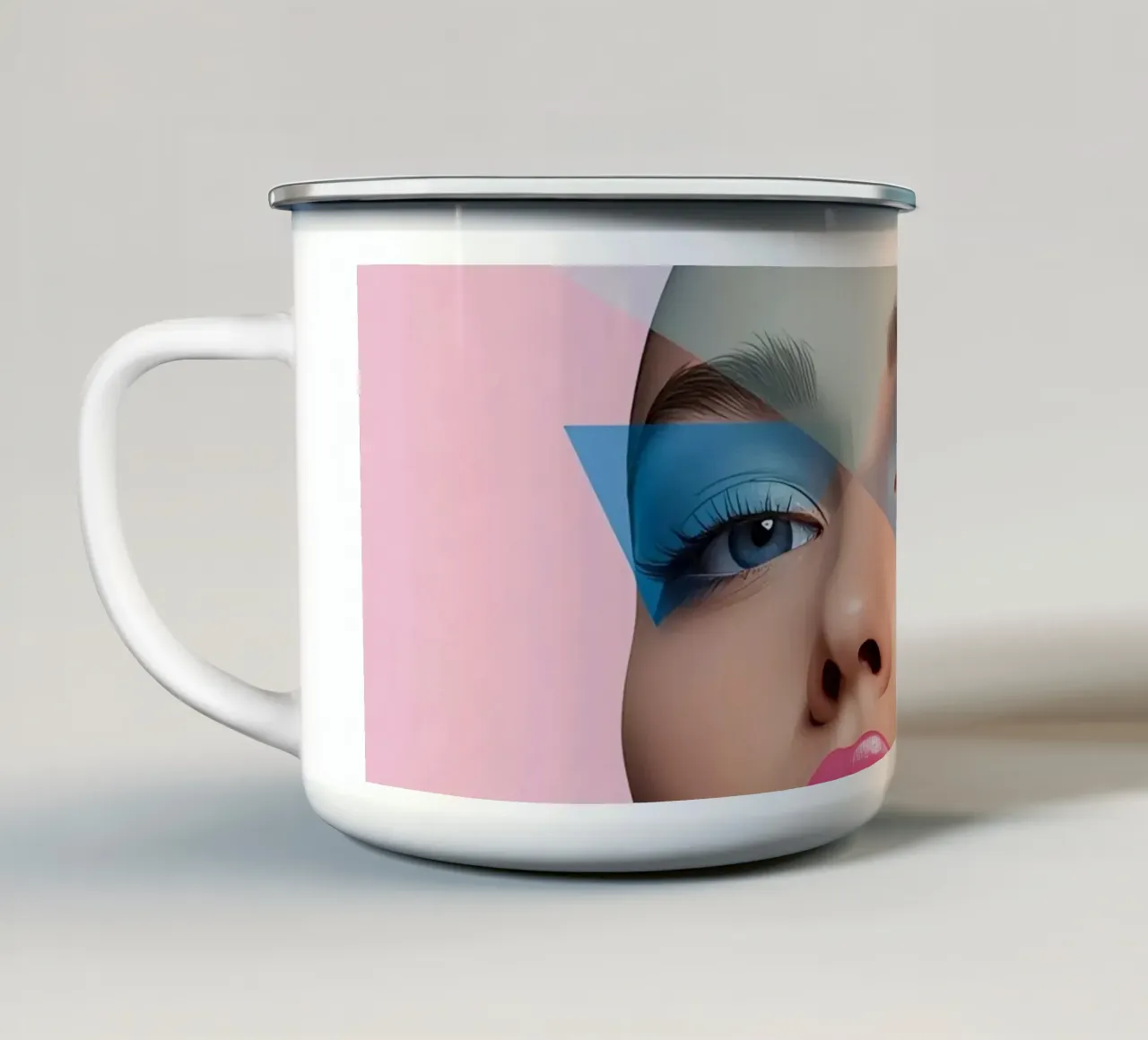 Volto di donna con forme geometriche colorate sfondo rosa tazza in smalto da DesignDoodle