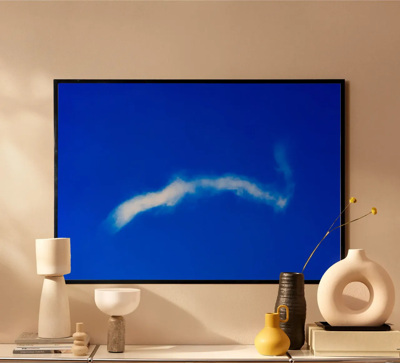 Nuvola blu poster con telaio in legno da Tal Paz-Fridman