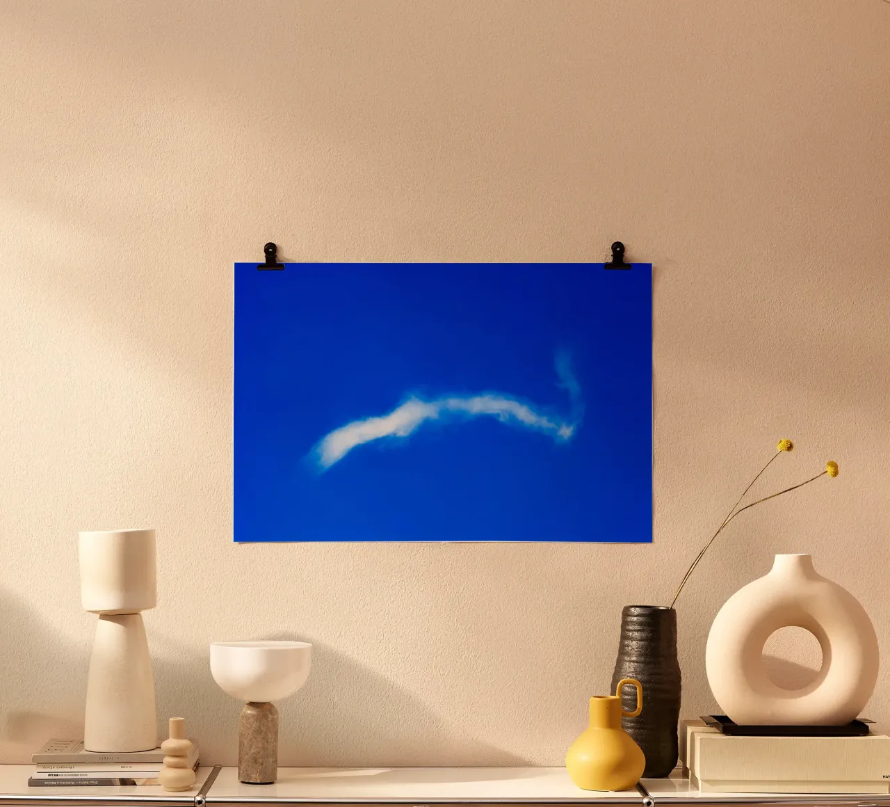 Nuvola blu poster con telaio in legno da Tal Paz-Fridman