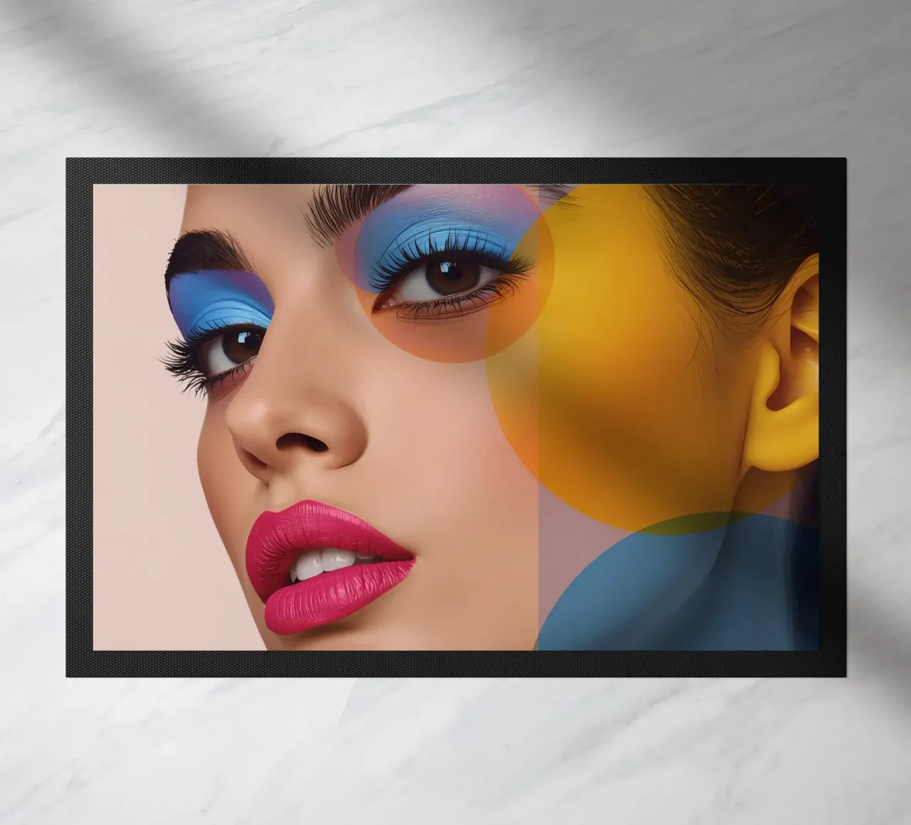Volto di donna con trucco colorato e sovrapposizioni geometriche zerbino da DesignDoodle