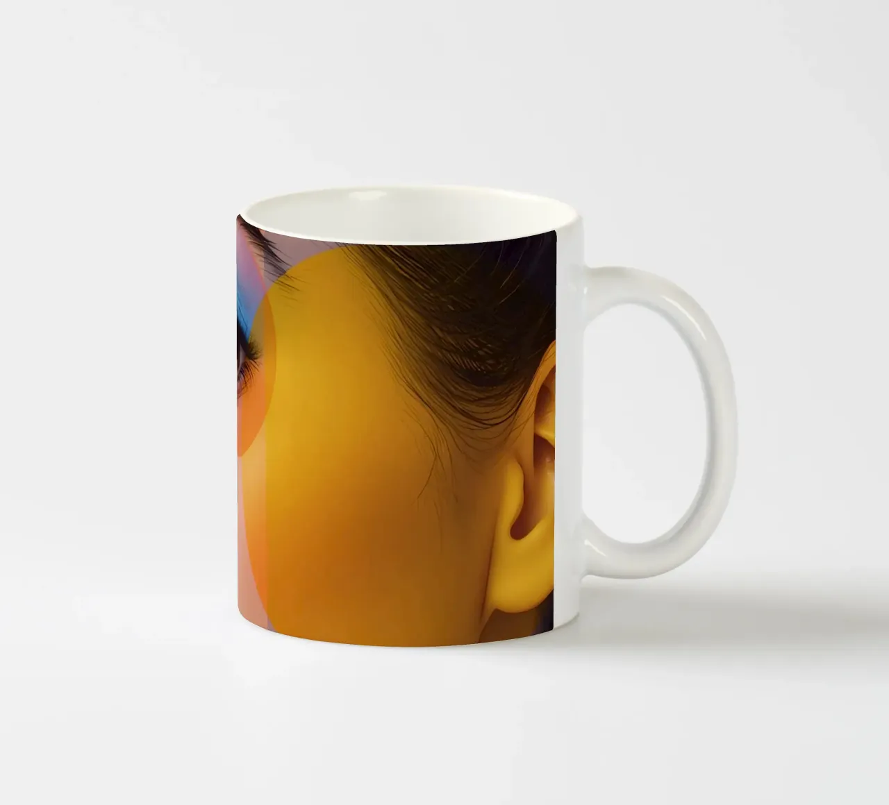 Volto di donna con trucco colorato e sovrapposizioni geometriche tazza in ceramica da DesignDoodle