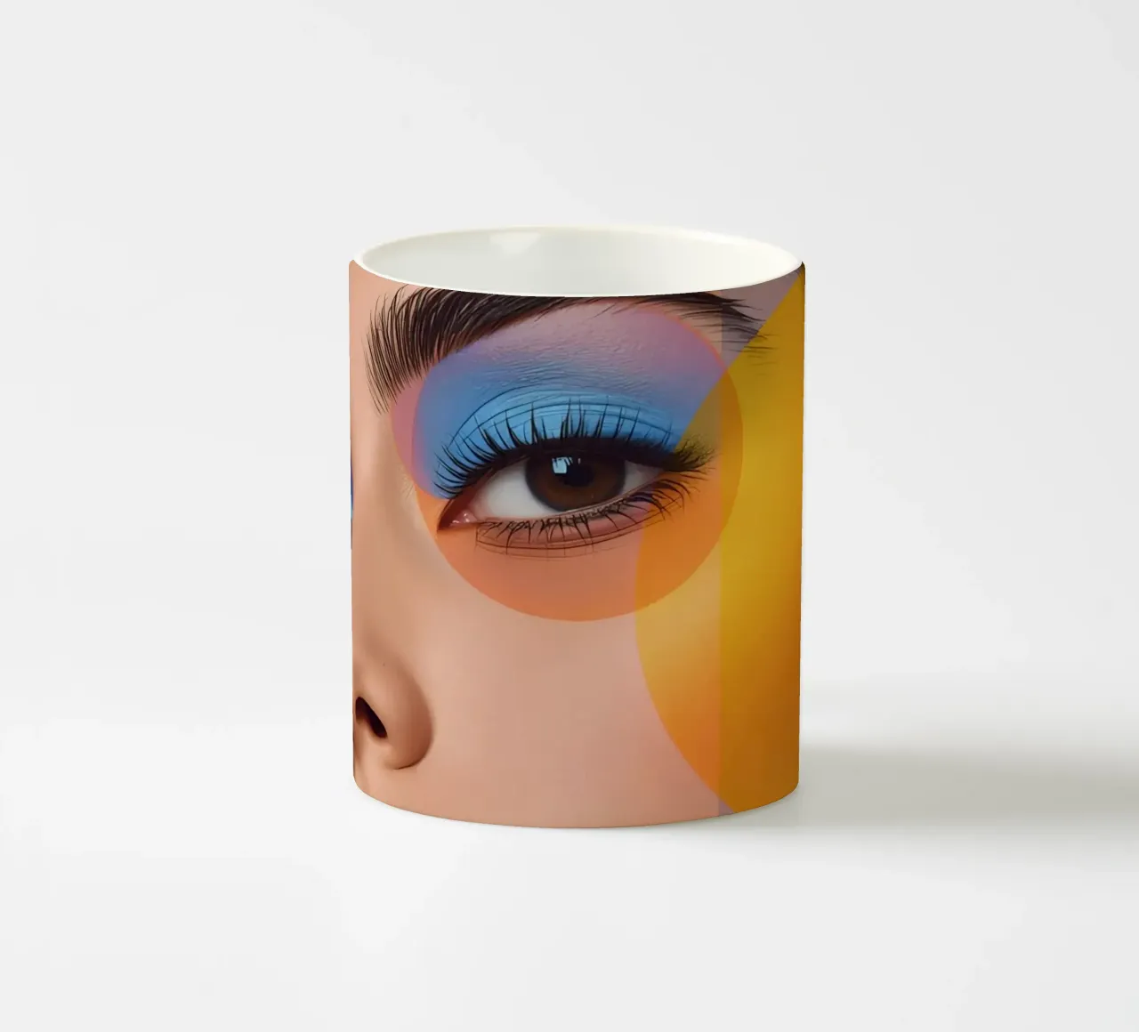 Volto di donna con trucco colorato e sovrapposizioni geometriche tazza in ceramica da DesignDoodle
