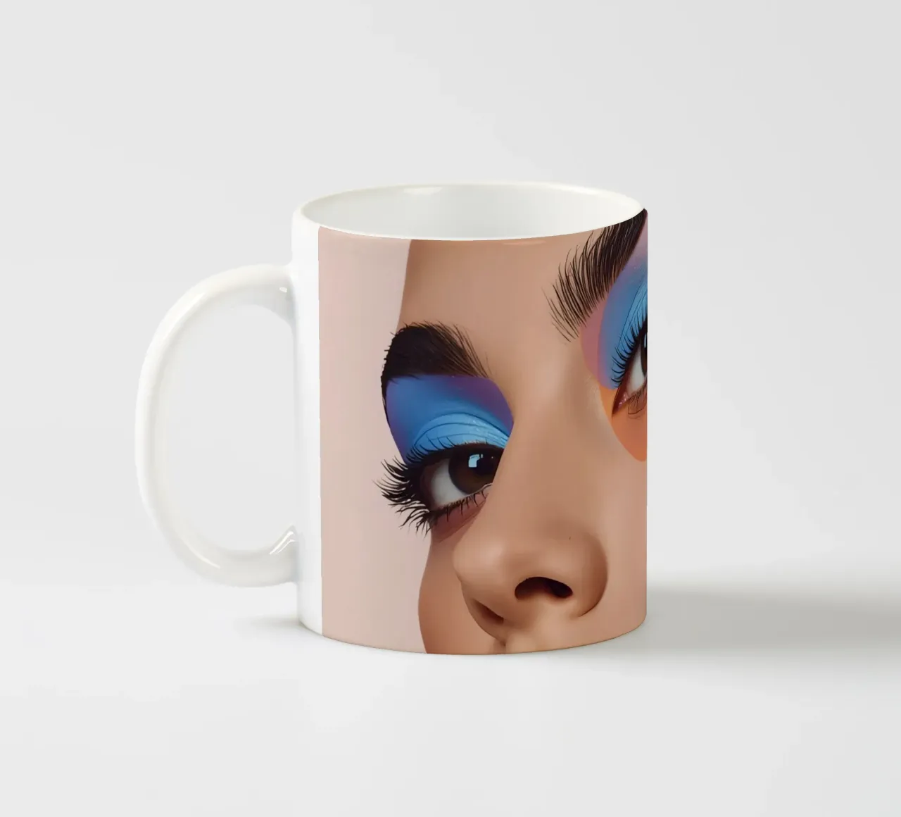 Volto di donna con trucco colorato e sovrapposizioni geometriche tazza in ceramica da DesignDoodle