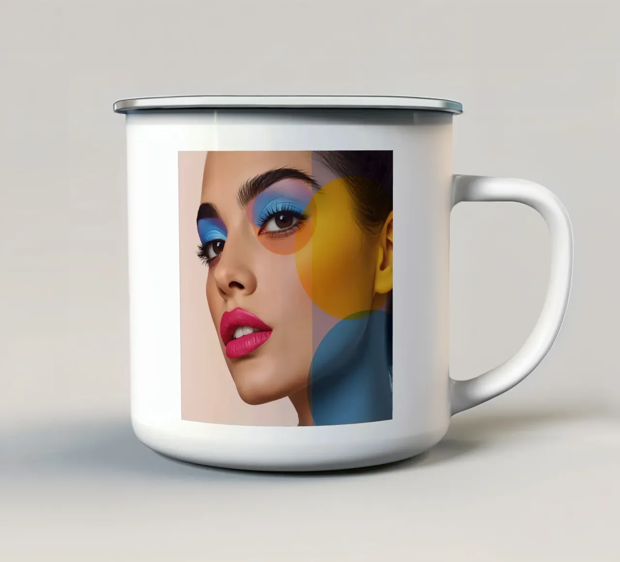 Volto di donna con trucco colorato e sovrapposizioni geometriche tazza in smalto da DesignDoodle