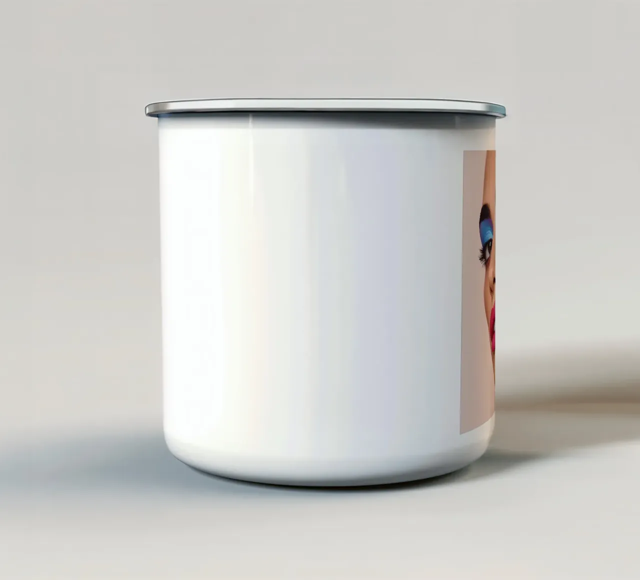 Volto di donna con trucco colorato e sovrapposizioni geometriche tazza in smalto da DesignDoodle