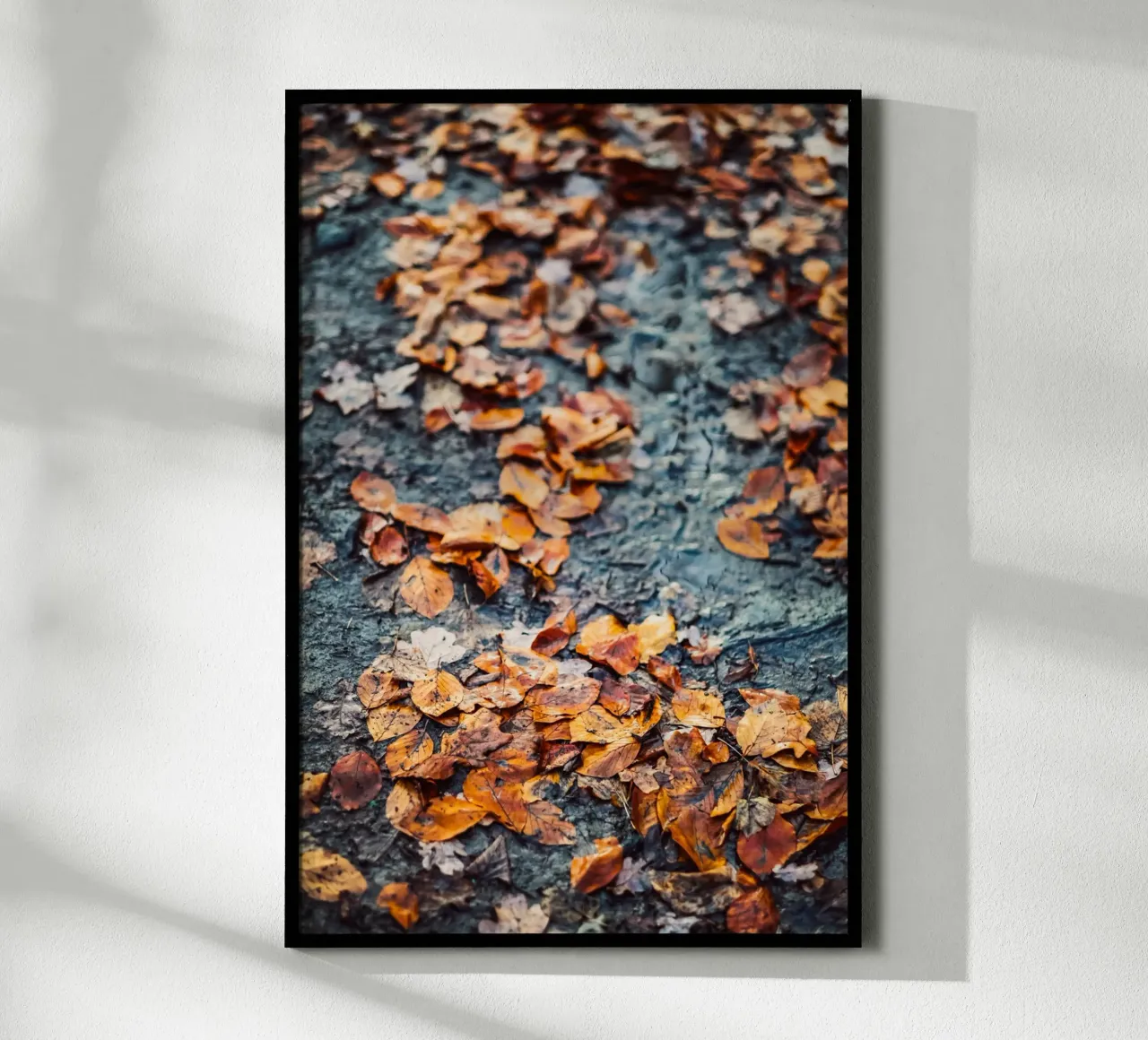 Autunno dorato - foglie sul suolo della foresta poster con telaio in legno da Natur Wandbild — Orte für die Seele