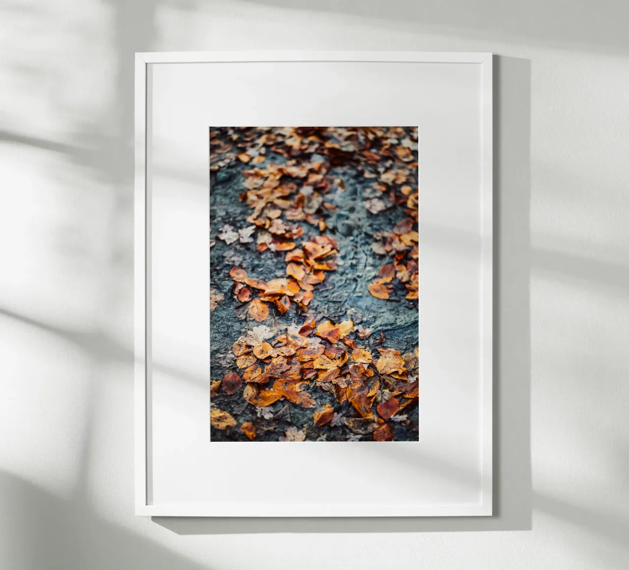 Autunno dorato - foglie sul suolo della foresta poster con telaio in legno da Natur Wandbild — Orte für die Seele