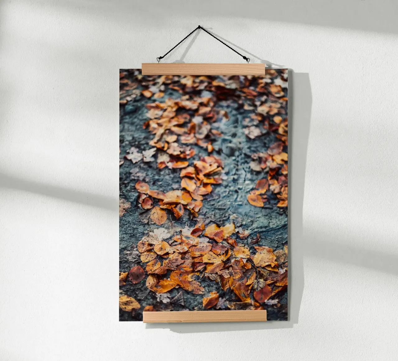 Autunno dorato - foglie sul suolo della foresta poster con telaio in legno da Natur Wandbild — Orte für die Seele